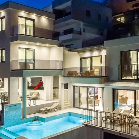 Cozy In With Outdoor Swimming Pool Holiday home