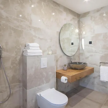 Cozy In With Outdoor Swimming Pool Makarska