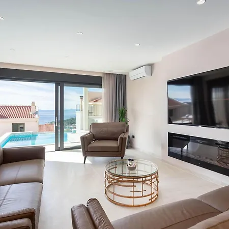 Holiday home Cozy In With Outdoor Swimming Pool