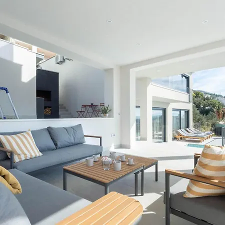 Cozy In With Outdoor Swimming Pool Holiday home Makarska