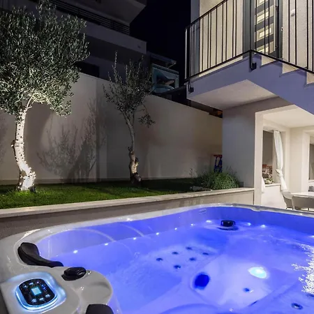 Holiday home Cozy In With Outdoor Swimming Pool