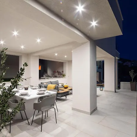 Cozy In With Outdoor Swimming Pool Makarska
