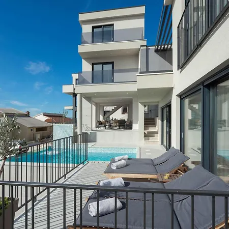 Cozy In With Outdoor Swimming Pool * Makarska