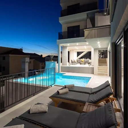 Cozy In With Outdoor Swimming Pool Holiday home