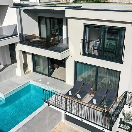 Cozy In With Outdoor Swimming Pool Holiday home *