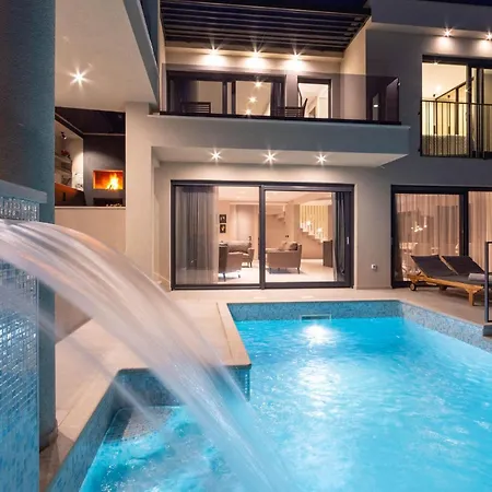 Cozy In With Outdoor Swimming Pool *
